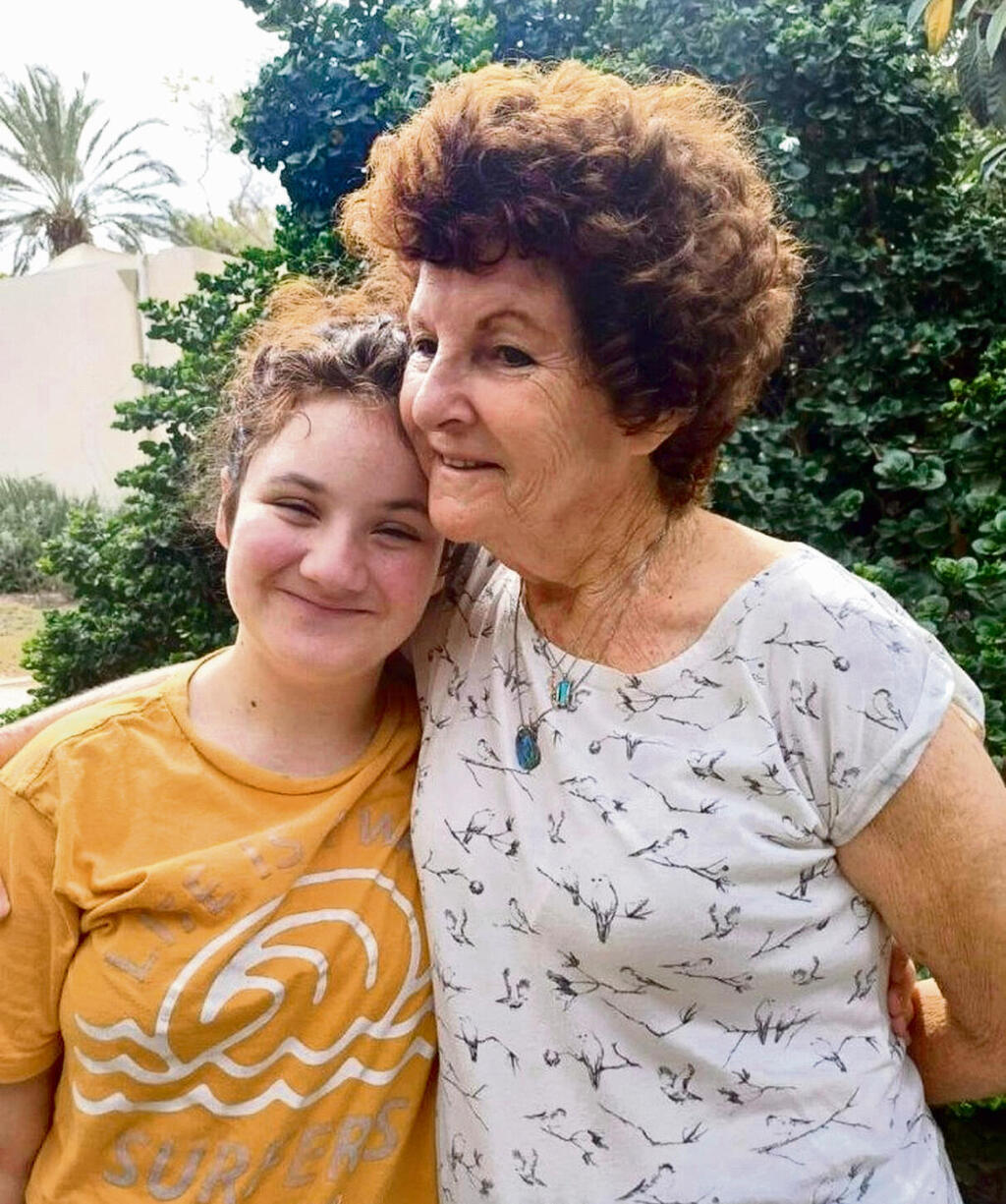 כרמלה והנכדה נויה yk13622377