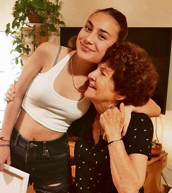 כרמלה והנכדה סהר yk13622379