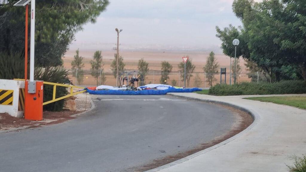 שבת 7 באוקטובר, 6:29 בבוקר. מחבלים בכפר עזה. התמונה האחרונה שצילם צלם ynet, רועי עידן ז"ל, שנרצח יחד עם אשתו ע"י מחבלי חמאס (צילום: רועי עידן) 7.10 חדירות המחבלים לעוטף