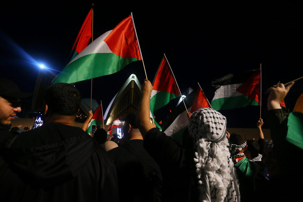 Pro-Palestinian rally in Sydney, Australia (Photo: Lisa Maree Williams/Getty Images) מפגינים פרו פלסטינאים מתאספים מחוץ לבית האופרה של סידני אוסטרליה