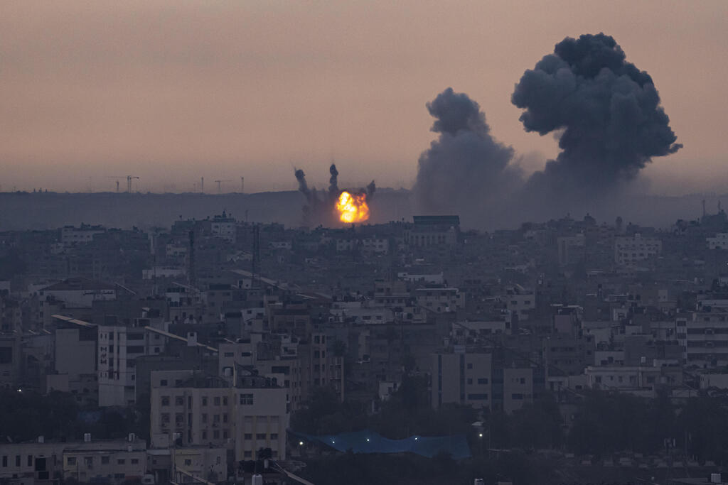 עשן עולה לאחר התקיפה האווירית הישראלית ברצועת עזה 