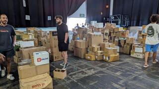 מתחם אריזות ציוד לחיילים בדרום ולתושבי העוטף