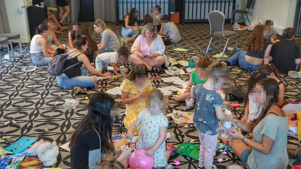 Displaced families in a hotel in Tel Aviv (Photo: Dana Koppel) הרודס תל אביב