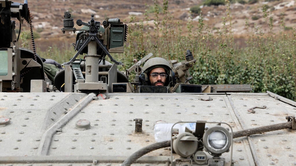 IDF forces on the Israel - Lebanon border (Photo: Ammar Awad /Reruters ) חייל ישראלי משקיף ליד גבול ישראל עם לבנון, צפון הארץ