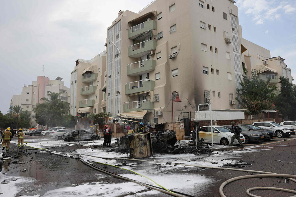 נפילות באשדוד במהלך המלחמה (צילום: AHMAD GHARABLI / AFP) אשדוד