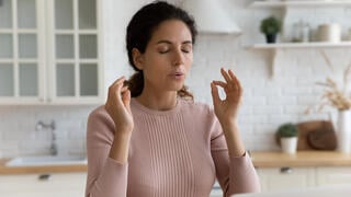 אישה מתרגלת תרגילי נשימות