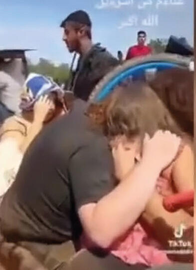 דורון מחבקת את הבנות בסרטון חמאס yk13624754