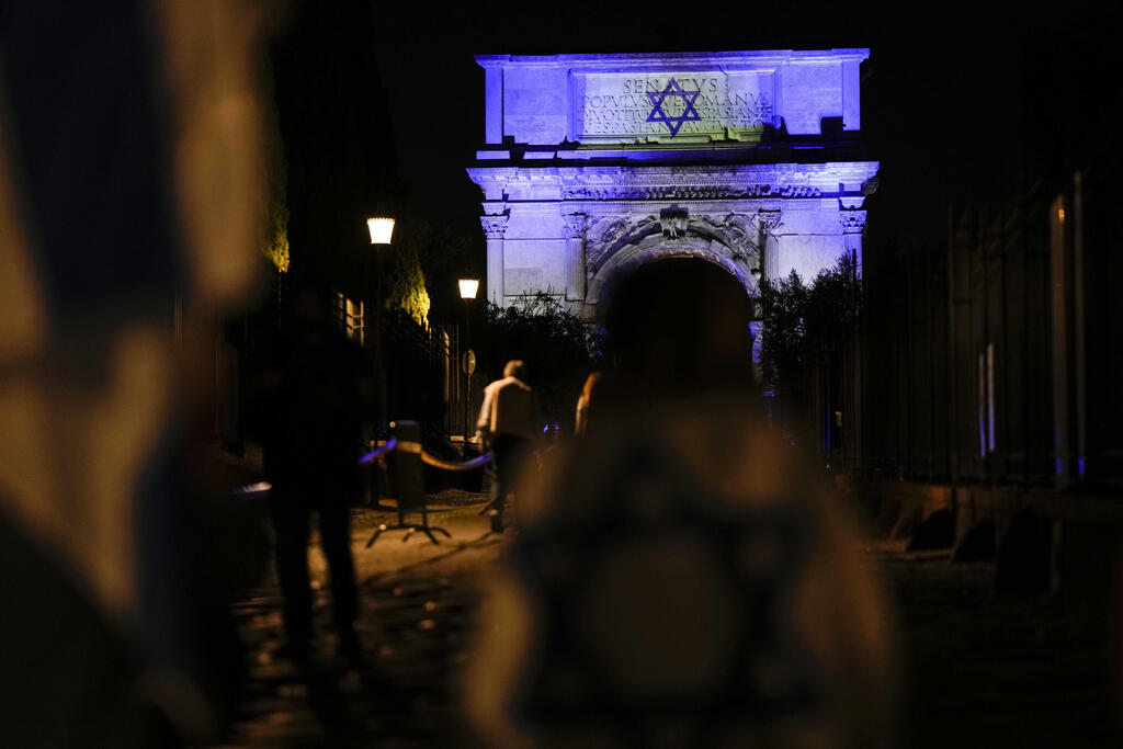 שער טיטוס ברומא מואר בצבעי דגל ישראל (צילום: AP Photo/Andrew Medichini) שער טיטוס ברומא, איטליה, מואר בצבעי דגל ישראל כאות תמיכה