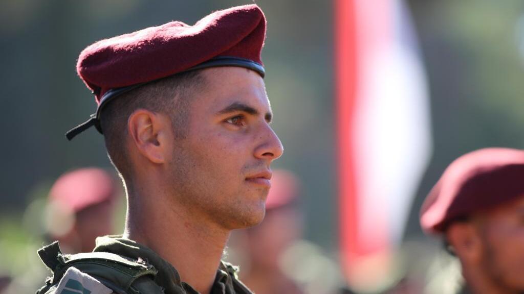 Paratrooper soldier Lt. Roey Nahari, 23, was killed in a battle on the Gaza border - his organs were donated to five fellow Israelis (Photo: Courtesy of the family) קצין צנחנים רועי נהרי שנהרג ותרם איברים