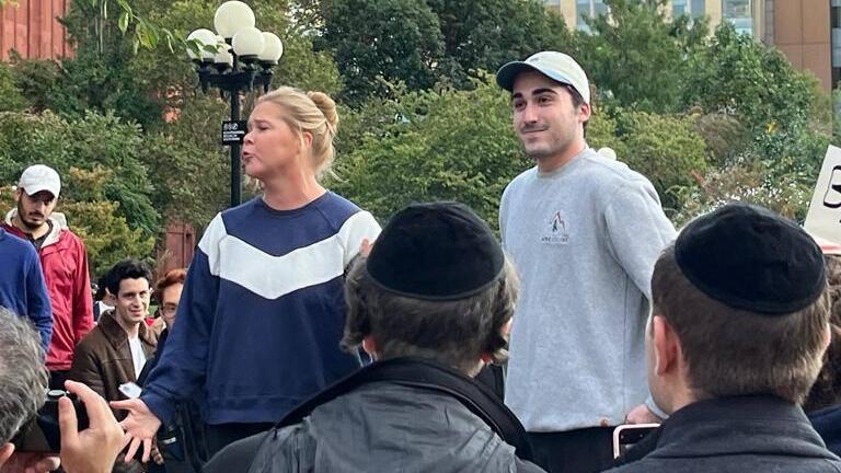 הקומיקאית איימי שומר בהפגנת התמיכה בישראל בניו יורק