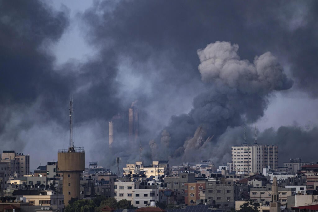 IDF strike in the Gaza Strip (Photo: AP / Fatima Shbair) תקיפת צה"ל בעזה