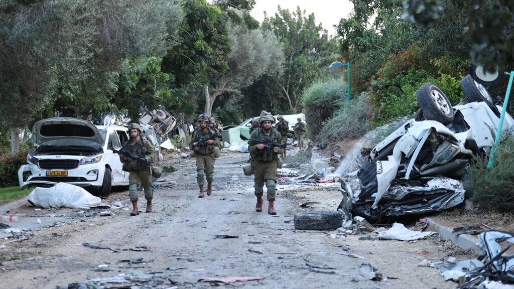 למי הייתה הסמכות להורות על ירי הטנק? לוחמים בבארי, 7 באוקטובר (צילום: גדי קבלו) קיבוץ בארי לאחר הטבח