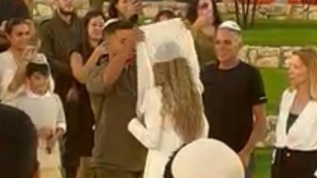 חתונת הזוג חנן בן ארי בחתונה בבסיס צבאי