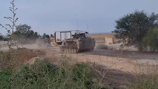 לוחמים על נגמש M-113 בגבול עזה