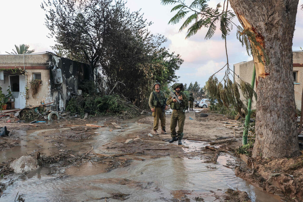 IDF forces inspecting the devastation in Kfar Aza after Hamas terrorists rampaged through the border town (Photo: GIL COHEN-MAGEN / AFP) כפר עזה