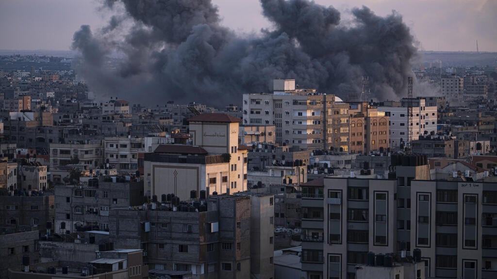 IDF strikes Gaza (Photo: Mahmud Hams / AFP) הפגזה בעזה