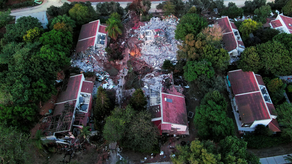 ההרס בקיבוץ בארי. "הלחימה הקשה ביותר" (צילום: REUTERS/Ilan Rosenberg) קיבות בארי