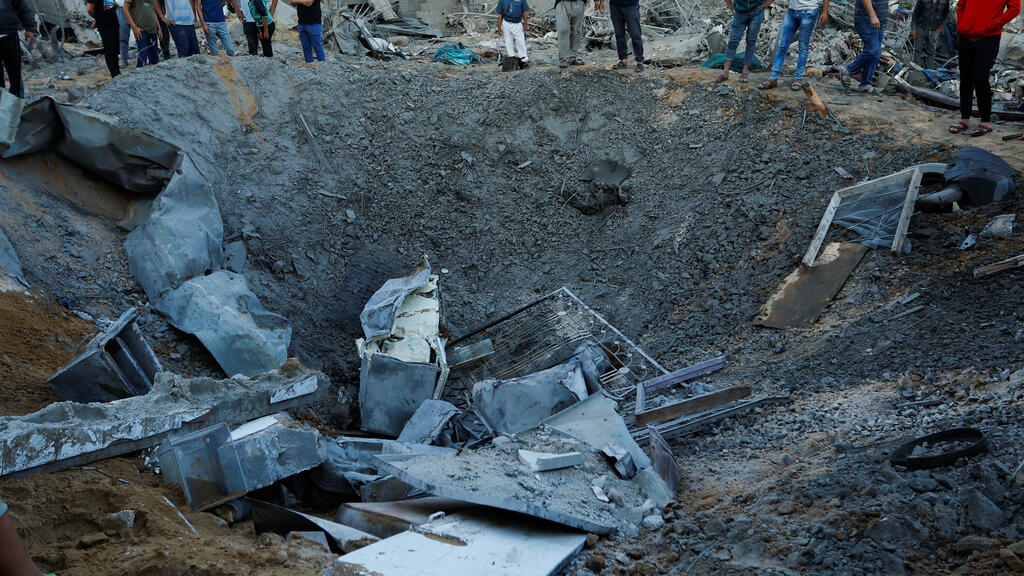 Aftermath of an IDF strike on Khan Yunis (Photo: Ibraheem Abu Mustafa / Reuters) ההרס חאן יונס
