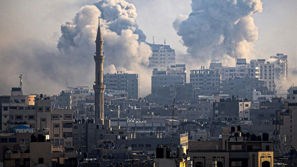 Srikes on Gaza (Photo: Mahmud Hams / AFP) תקיפות חיל האוויר בעזה