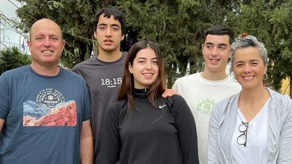 Cpl. Rotem Kotz (center) and her family (Photo: Courtesy of the family) משפחת קוץ ז"ל
