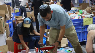 תל אביב מתנדבים איסוף תרומות ציוד למפוני עוטף