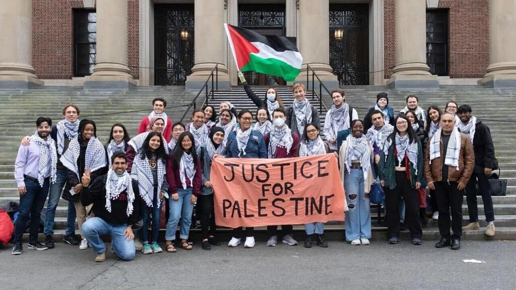 Pro-Palestinian protest at Harvard University ארה"ב תא פרו פלסטיני ב הרווארד שנקרא הוועדה לסולידריות עם פלסטין של הרווארד