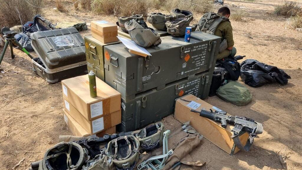 פריטים שנתרמו לחיילים במהלך המלחמה (צילום: אסף קמר) תרומות לחיילים במהלך המלחמה