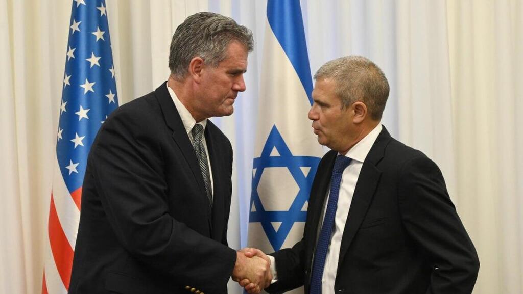 הירש וגילן (צילום: חיים צח / לע"מ) הממונה לנושא החטופים והנעדרים, תא"ל (במיל') גל הירש נפגש היום (ה') עם סגן השליח הנשיאותי האמריקאי לענייני בני ערובה, סטיבן גילן
