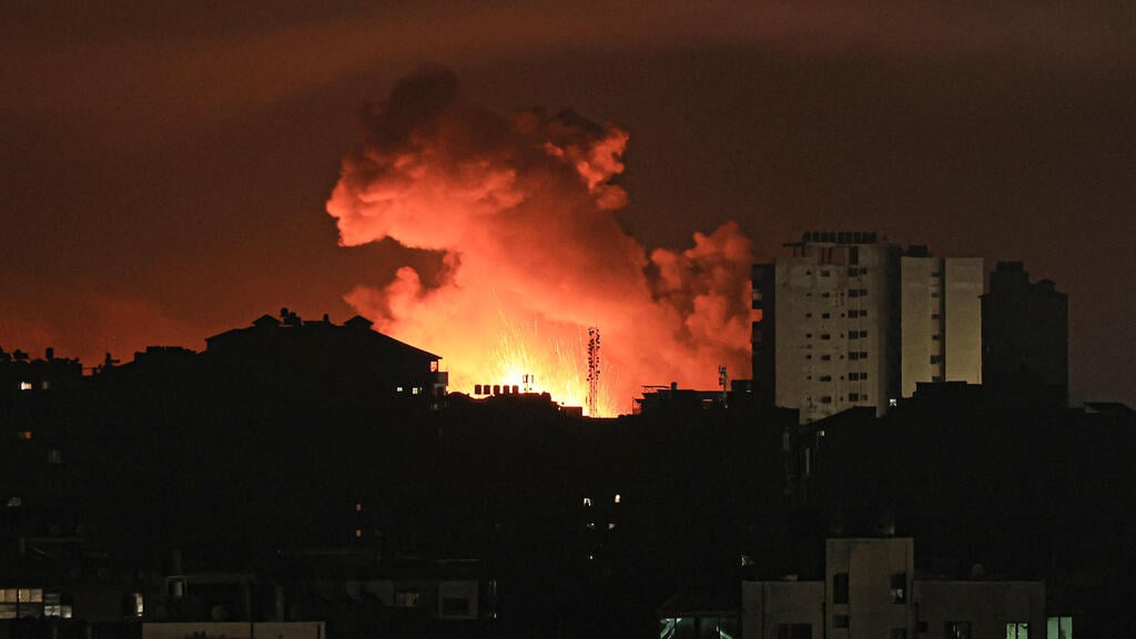 תקיפת צה"ל בעזה (צילום: MAHMUD HAMS/AFP) תקיפת צה"ל ביעיר עזה