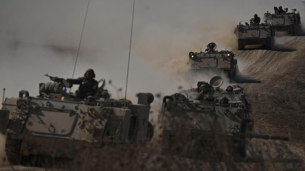 IDF forces near the Gaza Strip border (Photo: AP/Ariel Schalit) טנקים על גבול רצועת עזה