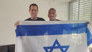 שחקן הפועל חיפה פליפה סנטוס (מימין) עם דגל ישראל