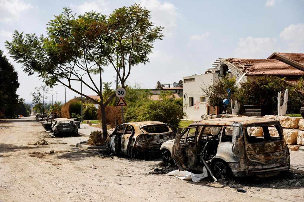 חורבות בקיבוץ בארי אחרי הטבח (צילום: REUTERS/Amir Cohen ) בארי