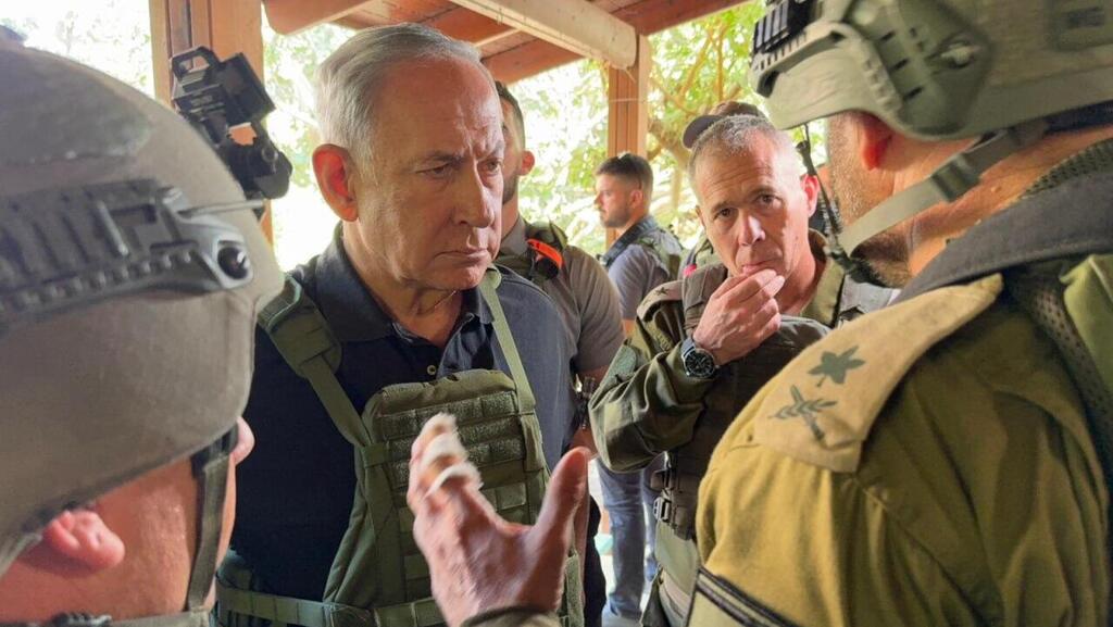 נתניהו בעוטף, ימים לאחר הטבח (צילום: אבי אוחיון / לע"מ) ראש הממשלה בנימין נתניהו סייר בכפר עזה וקיבוץ בארי ונפגש עם לוחמים