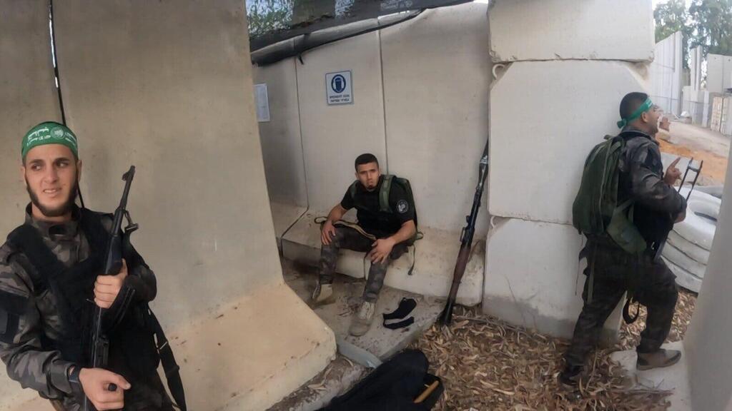 מחבלים של חמאס שפשוט על בסיס מודיעין של צה"ל במתקפת הפתע. מתוך צילום מסך של מצלמת הראש שהרכיב מפקד חוליית המחבלים