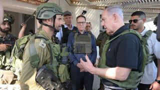 ראש הממשלה בנימין נתניהו סייר בכפר עזה וקיבוץ בארי ונפגש עם לוחמים
