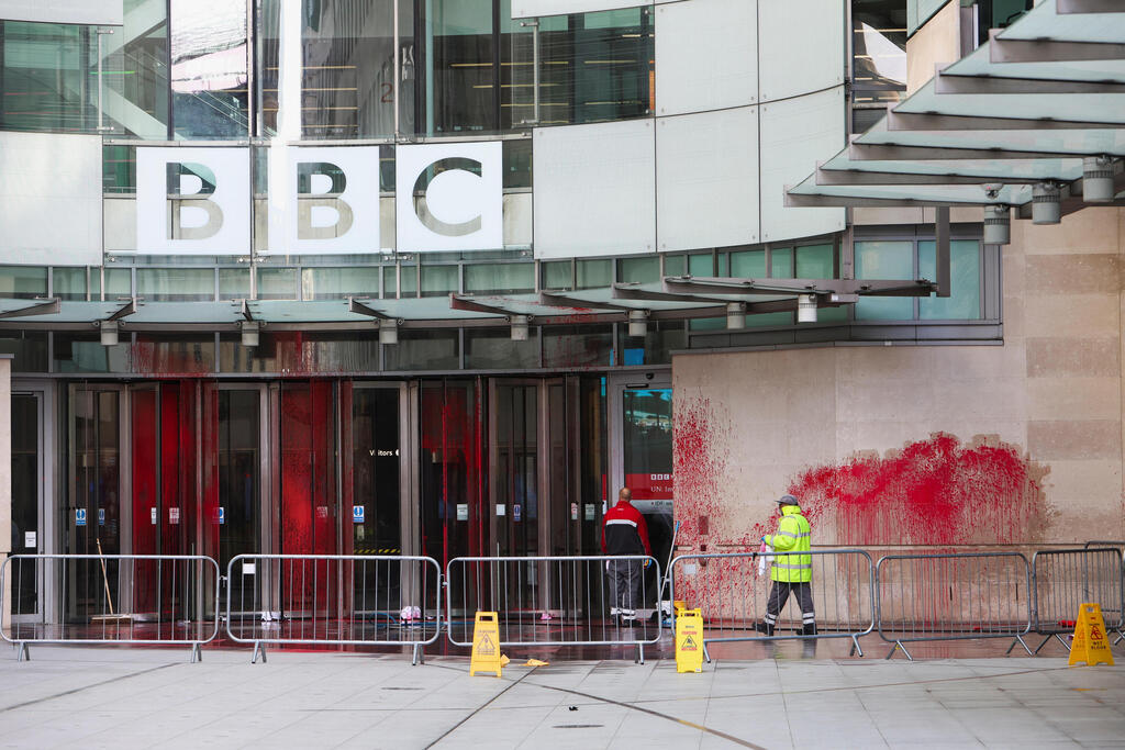 בניין ה-BBC מכוסה בצבע אדום