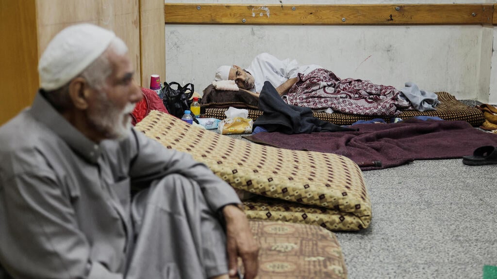 Gaza residents take refuge in UNRWA School (Photo: Ahmed Zakot / Reuters) פלסטינים תופסים מחסה בבית ספר המנוהל על ידי האו"ם בתקיפת צה"ל בעזה