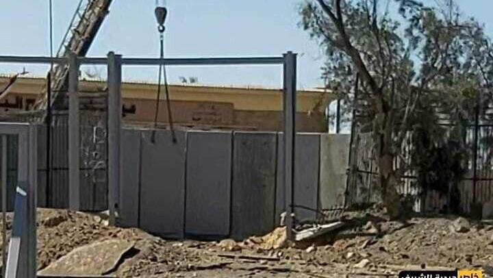 חומות בטון שמוקמו במעבר רפיח בחודשים האחרונים מצרים סוגרת את מעבר רפיח בחומת בטון
