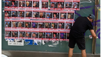 an Israeli man in Madrid, hangs a poster showing children who were abducted by Hamas to Gaza (Photo: Shahar Keidar ) פוסטרים עם תמונות החטופים הישראלים שנמצאים בעזה ברחבי ברצלונה, ספרד