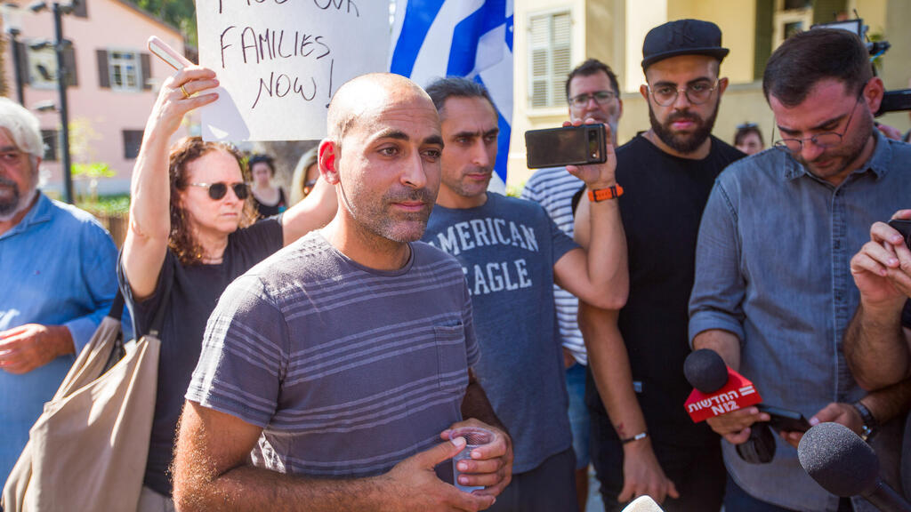 Avichai Brodetz (center) outside the Defense Ministry in Tel Aviv on Saturday (Photo: Ido Erez)) אביחי ברודץ