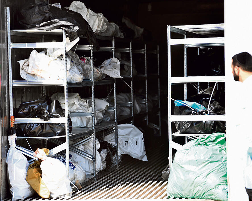 מכולות הגופות במחנה שורה | צילום: יאיר שגיא yk13631079