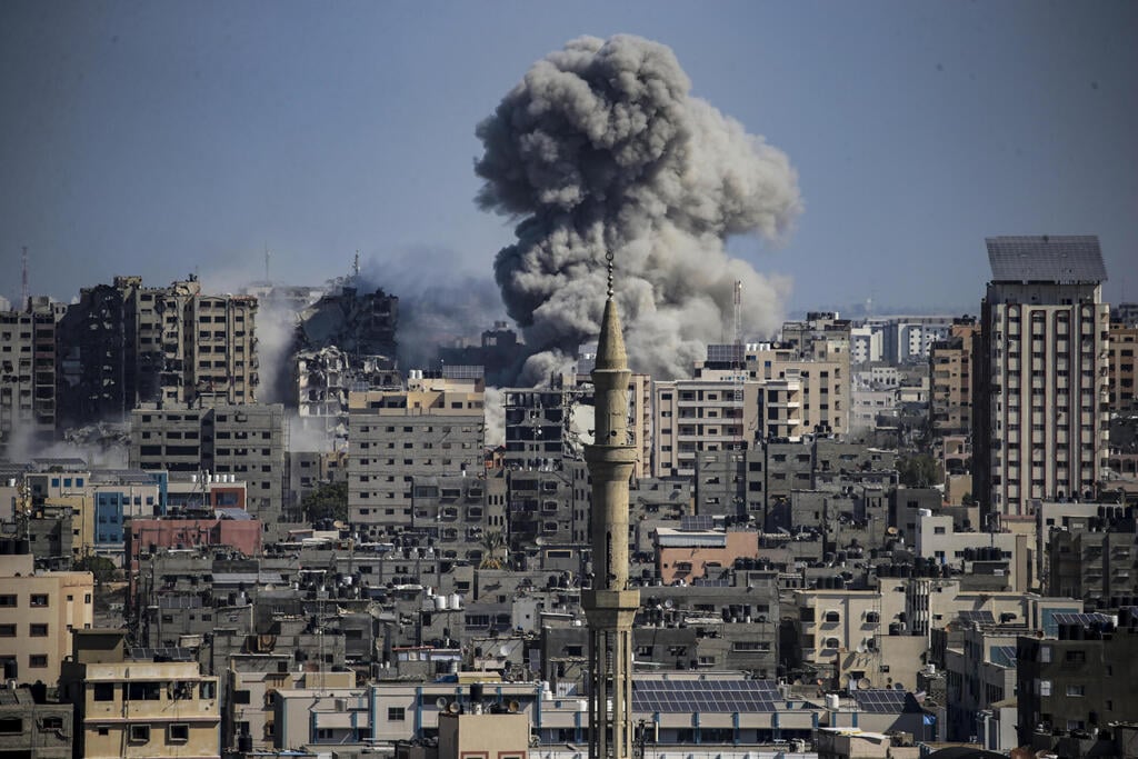 תקיפות חיל האוויר ברצועה, אתמול (צילום: EPA/MOHAMMED SABER) תקיפות חיל האוויר ברצועה