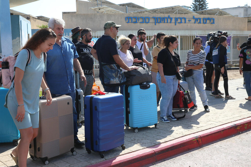 פינוי תושבים משדרות במהלך המלחמה (צילום: עמית שאבי) פינוי תושבים בשדרות