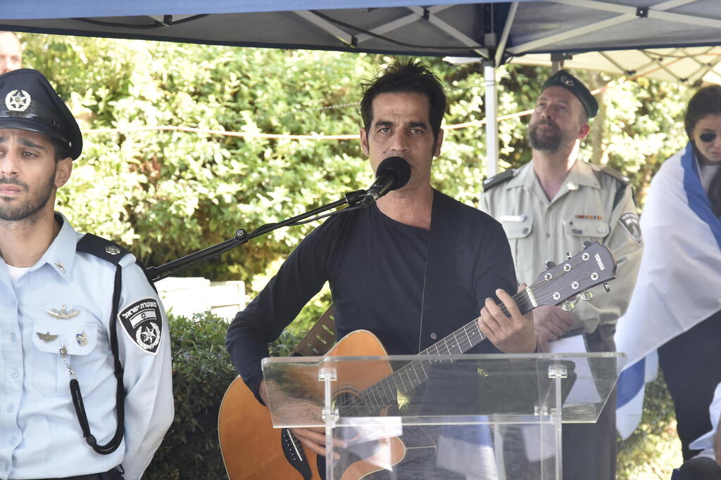 לא ממצמץ כשמבקשים ממנו להופיע. אביב גפן בהלוויתו של פקד דן גנות (צילום: שרון צור) הלוויתו של פקד דן גנות