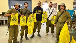 חיילים עם שקיות שי של אחים לסמל 
