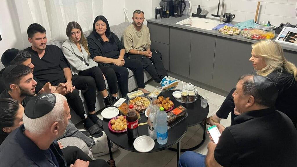 ביקור שרה נתניהו בבית המשפחה ביקור תנחומים של שרה נתניהו אצל משפחתו של יונתן אזולאי ז"ל