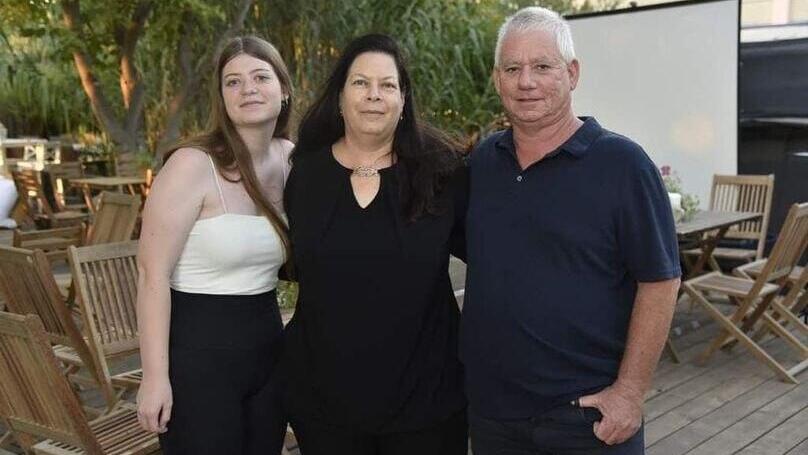 גופתו של אב המשפחה אילן עדיין מוחזקת ברצועה (מתוך פייסבוק) אילן, שירי ונגה וייס