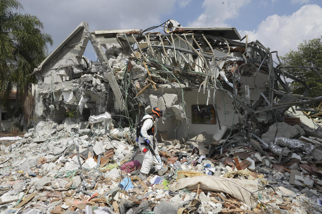 בית בקיבוץ בארי לאחר הטבח (צילום: AP Photo/Baz Ratner, File) בית בקיבוץ בארי ב-11.10