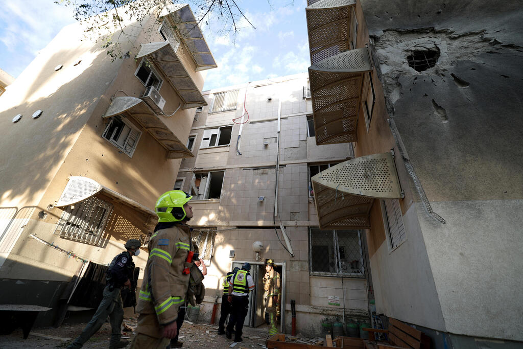 פגיעת רקטה בבניין בשדרות (צילום: EPA/ATEF SAFADI) נפילות בשדרות