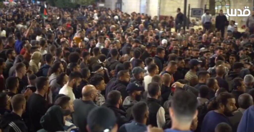המפגינים ברמאללה. מוחים גם נגד אבו מאזן המוני מפגינים נגד אבו מאזן ברמאללה: "העם רוצה להפיל את הראיס